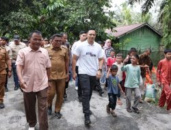 Disela Kunjungan Presiden RI ke Riau AHY Blusukan dari Ganti Mobil hingga Layani Warga Foto di Kebun