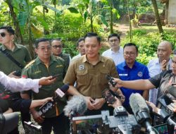 Menteri AHY Saksikan Langsung Petugas BPN Ukur Tanah di Kota Depok
