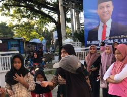 Ratusan Warga Serbu Posko Pemenangan Abdul Rahman Terima Daging Kurban