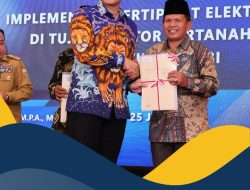 Pertama di Jambi, AHY Serahkan Sertipikat Tanah Elektronik untuk Tanah Ulayat