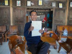 Menteri AHY Serahkan Sertifikat Tanah Elektronik Satu Lembar kepada Agus Handoko Pengusaha Mebel di Jateng