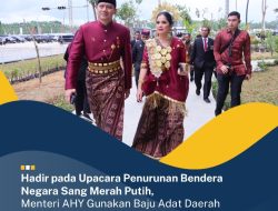 Hadir pada Upacara Penurunan Bendera Negara Sang Merah Putih, Menteri AHY Gunakan Baju Adat Daerah Sulawesi Selatan