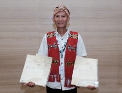 Menteri AHY Serahkan Sertifikat ke Masyarakat Hukum Adat Kapuas Hulu