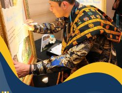 Tandatangani Lukisan untuk Sampul Buku “Cerita Tanah Ulayat Hari Ini”, Menteri AHY: Terus Perjuangkan Hak dan Kesejahteraan Masyarakat Adat