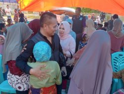 Hadir di Desa Oelongko DR Abdul Rahman SH MH di ‘Peluk’ Ibu Tua