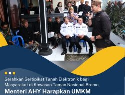 Serahkan Sertipikat Tanah Elektronik bagi Masyarakat di Kawasan Taman Nasional Bromo, Menteri AHY Harapkan UMKM Pariwisata Berkembang