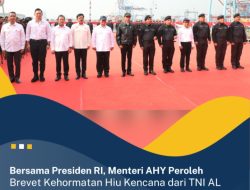 Bersama Presiden RI, Menteri AHY Peroleh Brevet Kehormatan Hiu Kencana dari TNI AL