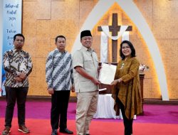 Jelang Perayaan Natal Menteri Nusron Serahkan Sertipikat untuk Gereja yang Berdiri sejak 1968