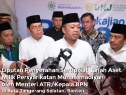 Menteri Nusron Serahkan Sertifikat Wakaf dan SHM Aset Milik Muhammadiyah