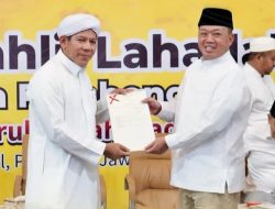 Menteri ATR/BPN, Nusron Wahid menyerahkan sertipikat tanah wakaf di Pasuruan