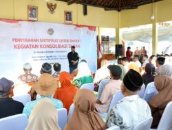 Serahkan Sertipikat Hasil Konsolidasi Tanah Tutupan Jepang, Menteri Nusron Berpesan agar Warga Hati-Hati Jaga Sertipikat