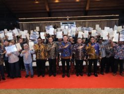 Pemerintah Serahkan 1.120 Sertipikat Tanah untuk Transmigran di Sukabumi, Wamen Ossy: Ini Pengakuan Negara