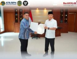 Gubernur Sultra Terima Sertifikat Tanah Aset Pemprov Sultra dari Kantah Kota Kendari