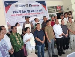 ATR/BPN RI Bersama Komisi II DPR RI Gelar Sosialisasi Program Strategis dan Penyerahan 160 Sertifikat PTSL di Kelurahan Watubangga Kota Kendari
